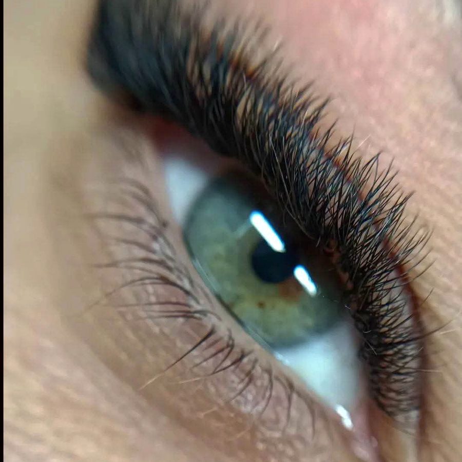 Comparação entre Lash Lifting e extensão de pestanas